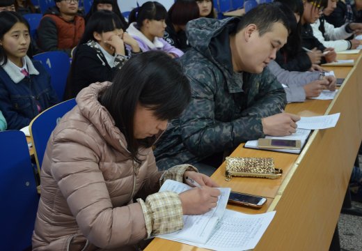 評委們?yōu)楦傔x者打分