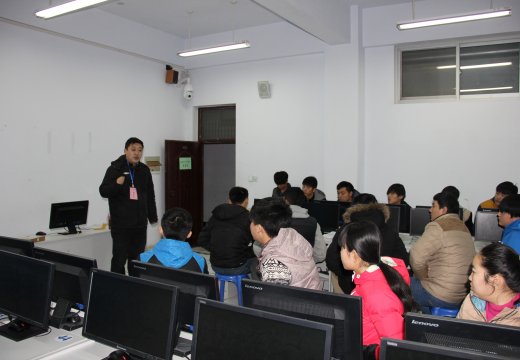 市成人教研室王大偉老師對學生進行考前培訓
