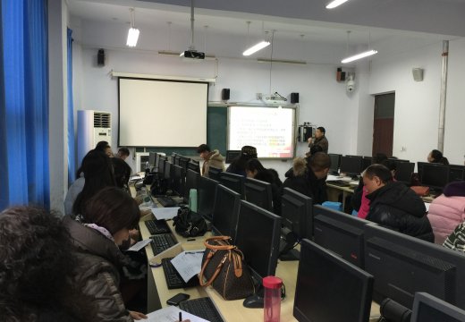 吳迪老師講授電子白板的基本知識與使用技巧