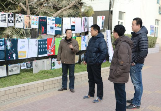 學(xué)校領(lǐng)導(dǎo)觀看作品展