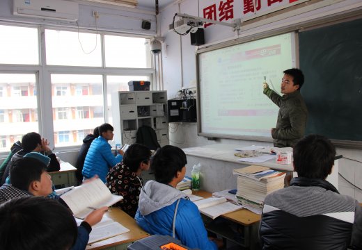 青年教師陳昊在講授“基爾霍夫定律”
