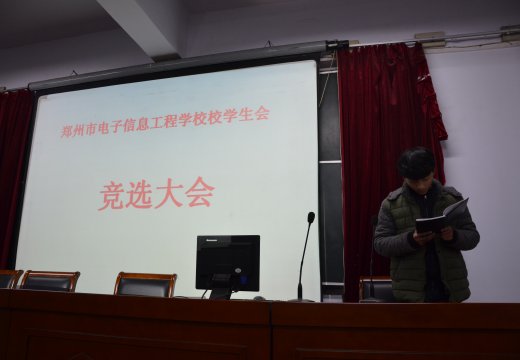 評委們?yōu)楦傔x者打分