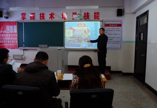 比賽現(xiàn)場(chǎng)，周樂(lè)生老師現(xiàn)場(chǎng)說(shuō)課表現(xiàn)從容自如