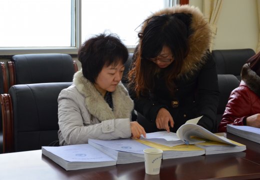 學(xué)校資助工作負責(zé)人劉老師為檢查組領(lǐng)導(dǎo)講解資助工作細節(jié)