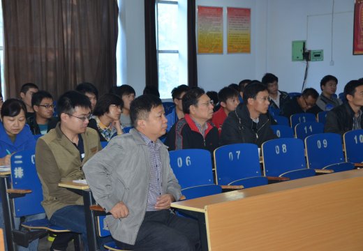 我校教師認(rèn)真聽課