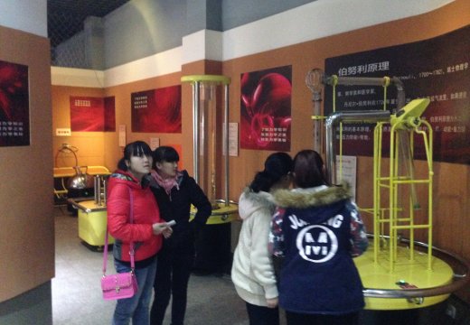 我校組織學(xué)生參觀科技展
