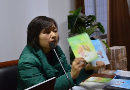 校醫(yī)室楊曉燕老師為學生們發(fā)放傳染病預(yù)防知識手冊