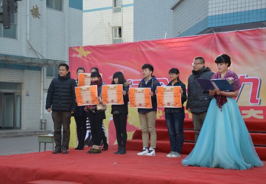 校領導為獲獎班級頒獎