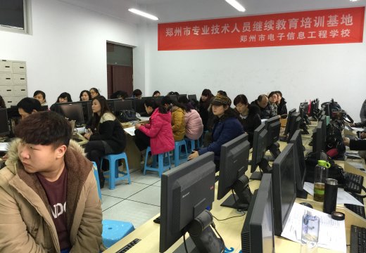 老師們認真聽課