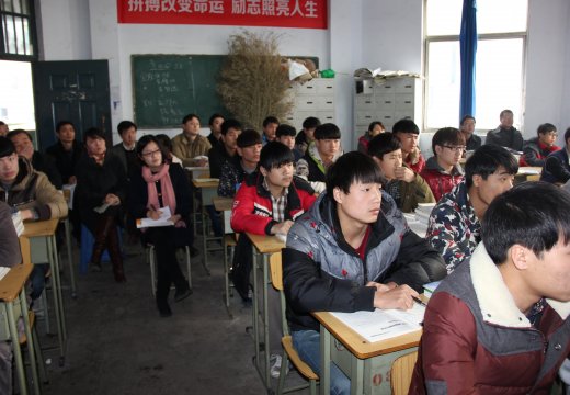 學校教師積極聽課觀摩