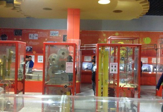 我校組織學(xué)生參觀科技展