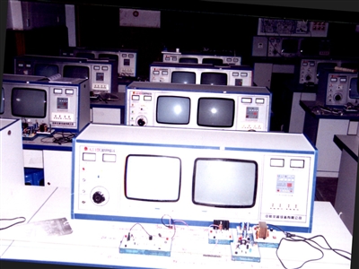 全國首批重點職業(yè)學(xué)校評審的電工電子實驗設(shè)備（1999年）