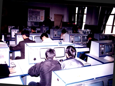 全國首批重點職業(yè)學(xué)校評審的電工電子實驗設(shè)備（1999年）