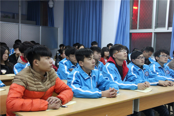 學(xué)生干部積極參與聽講.jpg