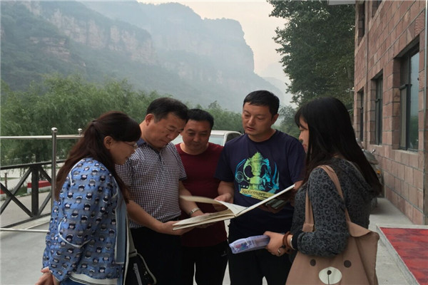 校長(zhǎng)李京輝赴寫生基地慰問(wèn).jpg