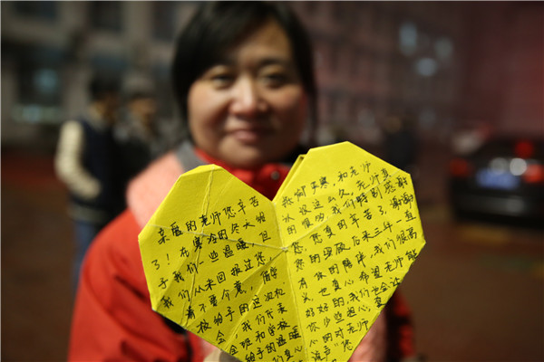 “愛心織女團(tuán)”新成員用卡片記錄下對老師的祝福.JPG