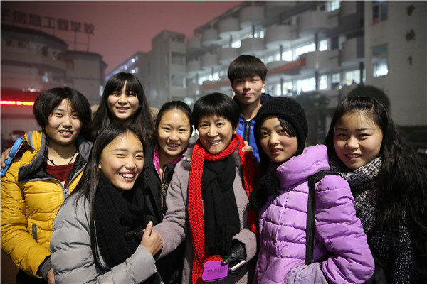 “愛心織女團(tuán)”織條圍巾謝師恩活動.JPG