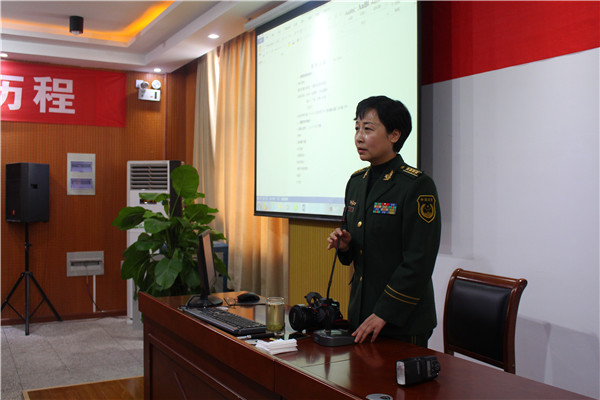 吳曉霞大校講解攝影知識.JPG