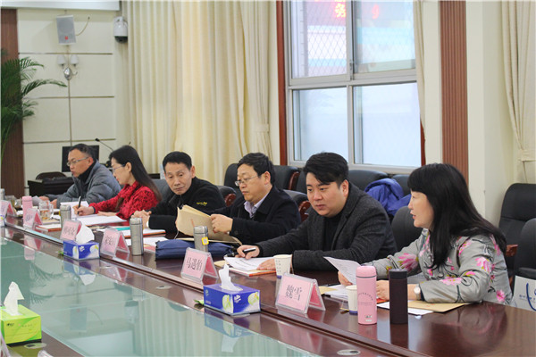 評(píng)估組一行6人聽取報(bào)告.JPG