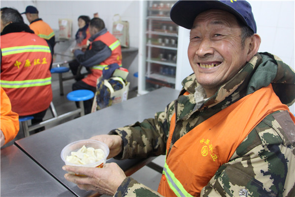 環(huán)衛(wèi)工人在學(xué)校食堂吃上熱氣騰騰的餃子.JPG