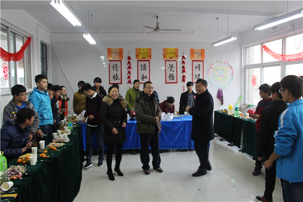 校長李京輝及校領(lǐng)導(dǎo)班子成員向正在聯(lián)歡的師生送上節(jié)日祝福.JPG