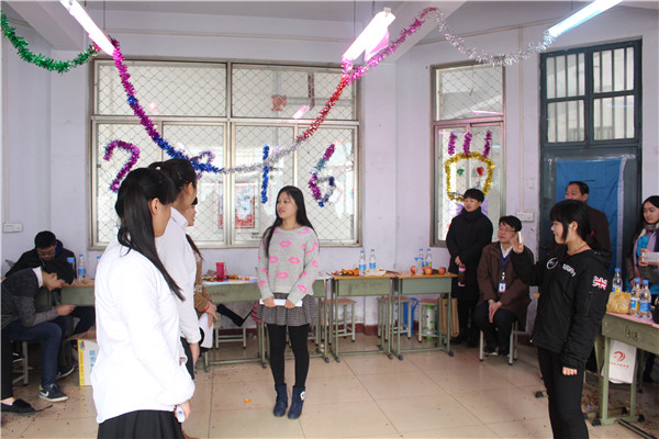 校黨委書記張凱及校領(lǐng)導(dǎo)班子成員觀看學(xué)生聯(lián)歡節(jié)目.JPG
