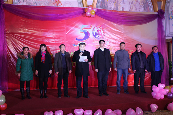 校長李景輝攜全體校領(lǐng)導(dǎo)班子成員送祝福并作致辭.JPG