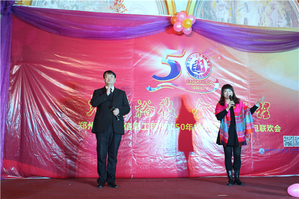 校領(lǐng)導(dǎo)對唱節(jié)目《康定情歌》.JPG