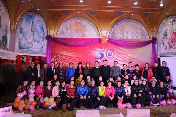 校領(lǐng)導(dǎo)與演職人員合影.JPG