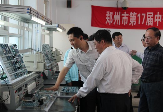 參觀電工電子-電子產(chǎn)品組裝實訓室