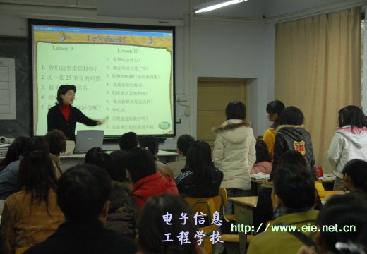 名師魏智菁老師與學(xué)生互動學(xué)習(xí)