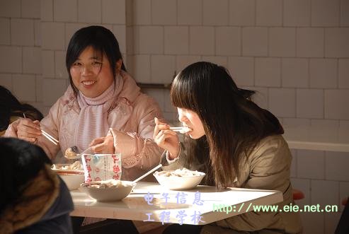 學(xué)生們度過了一個(gè)快樂的冬至
