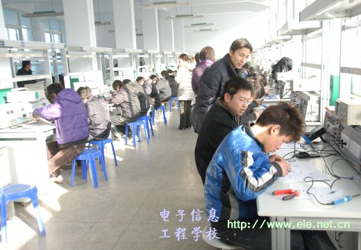 電子專業(yè)學(xué)生集中考核技能