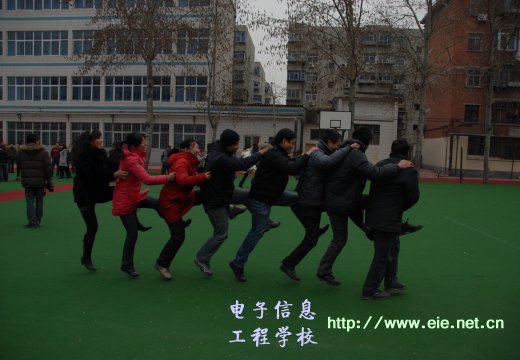 男女教師團(tuán)結(jié)協(xié)作