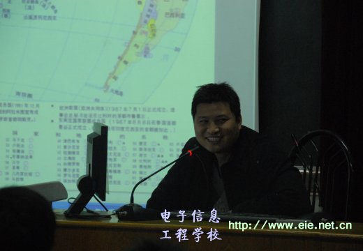 李得亮老師與學(xué)生們笑談臺海局勢