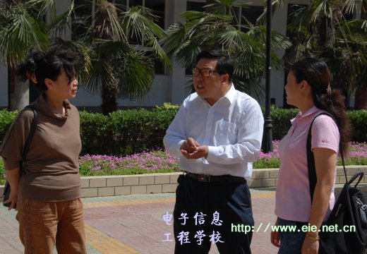 支德銀校長(zhǎng)與來訪學(xué)校領(lǐng)導(dǎo)交談