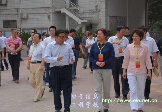 支德銀校長陪同參觀校園
