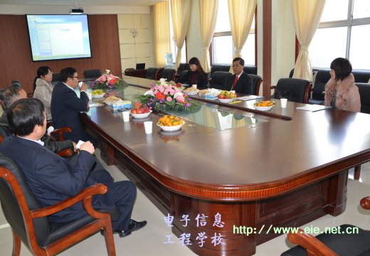 南洋理工學(xué)院考察組負(fù)責(zé)人介紹學(xué)校情況