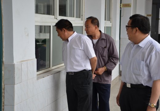 鄭州市職成教處處長趙遂欣在支德銀校長陪同下巡視賽場