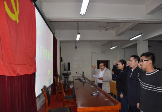 支校長帶領(lǐng)新黨員宣誓