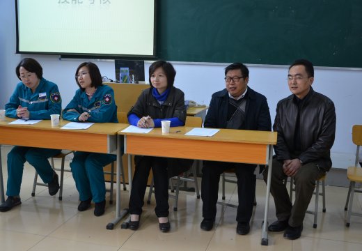 支德銀校長(zhǎng)觀看教師考核