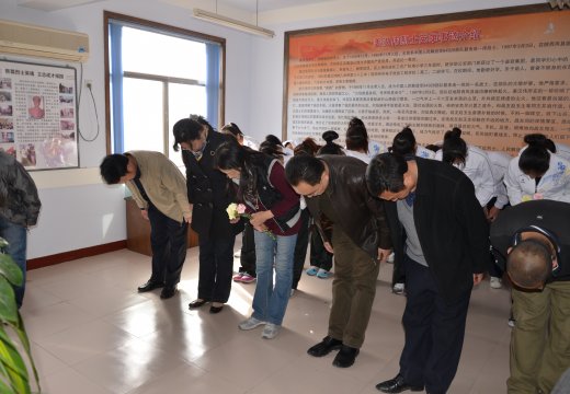 師生代表向英雄鞠躬致敬