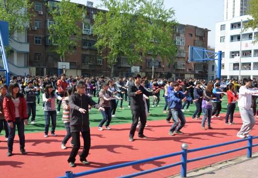課間操改頭換面，師生齊打太極拳