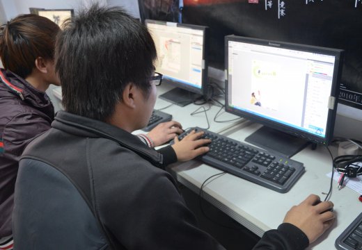 學(xué)生在老師的指導(dǎo)下設(shè)計圖案