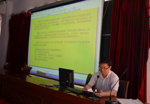 校黨總支書記付強(qiáng)帶領(lǐng)全體黨員進(jìn)行黨課學(xué)習(xí)