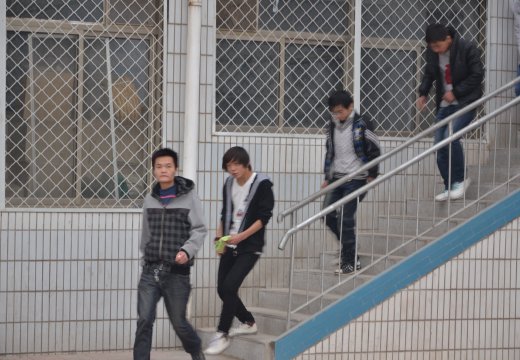 警報(bào)拉響，學(xué)生們紛紛逃出“火場”