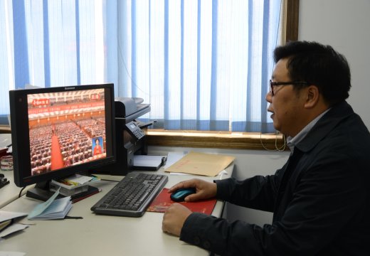 校長支德銀收看十八大報道