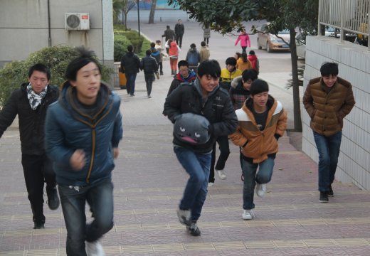 學(xué)生們快速跑向操場(chǎng)集合