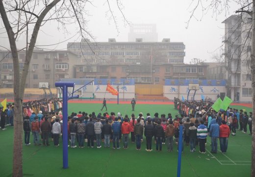 細(xì)雨沒有阻擋同學(xué)們拓展訓(xùn)練的激情