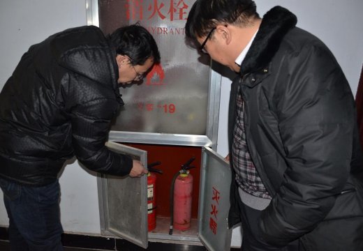 支德銀校長(zhǎng)對(duì)校園消防設(shè)施進(jìn)行檢查